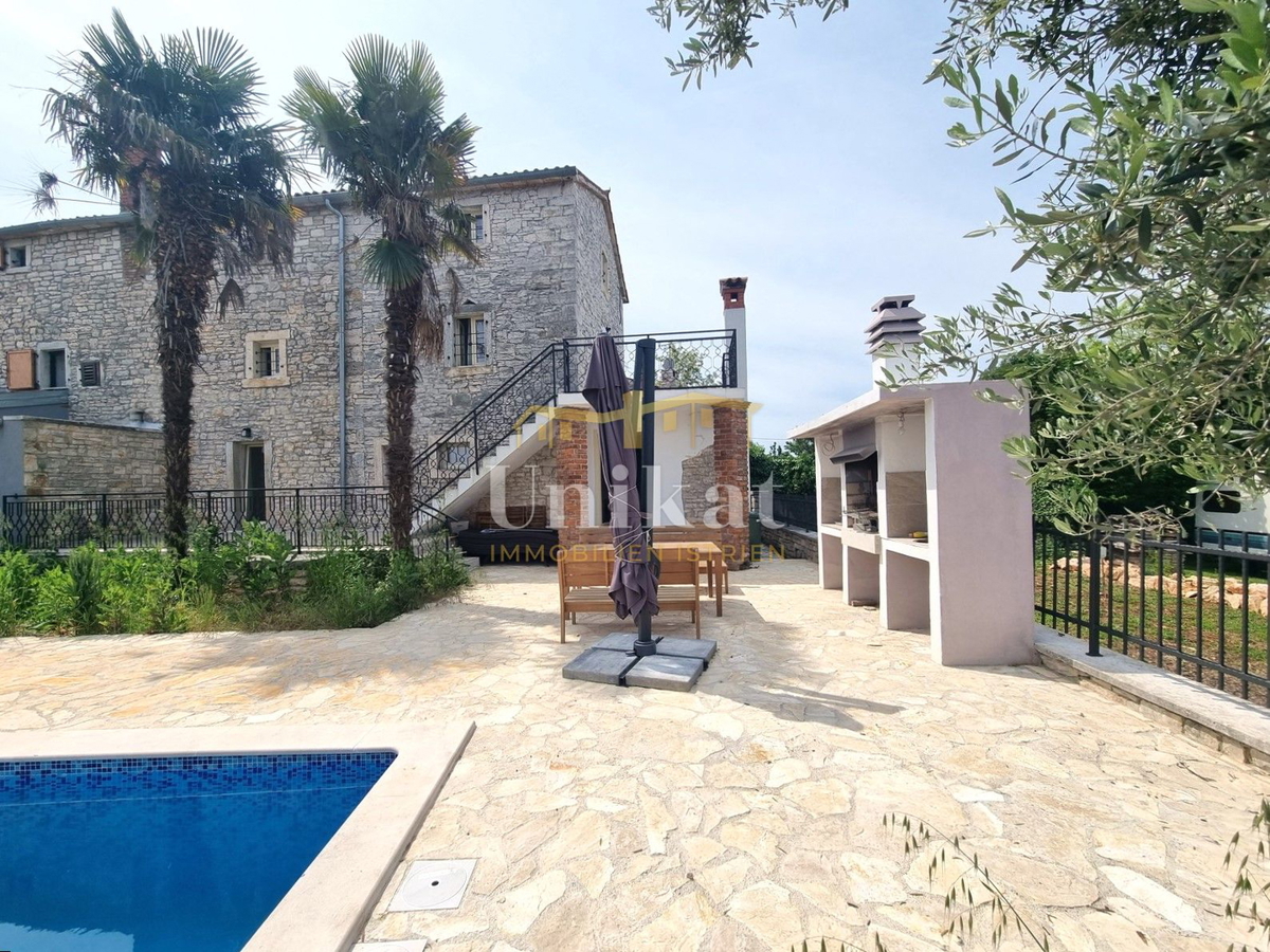 Renovirana kamnita hiša s bazenom 3 km od morja